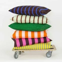 Framsida -Plädar & prydnadskuddar affär 10721739r 2