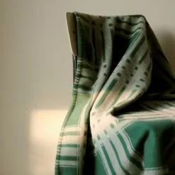 Tekla Le Corbusier Blanket - Vert Anglais/Blanc -Plädar & prydnadskuddar affär 10722064 5