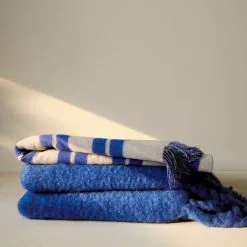 Tekla Le Corbusier Blanket - Blue Outremer/Blanc -Plädar & prydnadskuddar affär 10722066 4