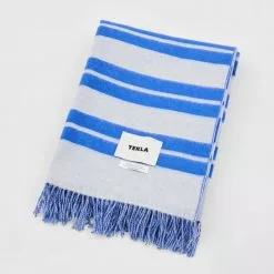 Tekla Le Corbusier Blanket - Blue Outremer/Blanc -Plädar & prydnadskuddar affär 10722066 8