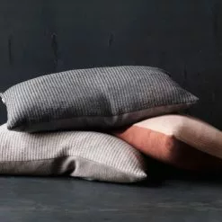 Fritz Hansen Cushion Aiayu - Antracite Babylama/Linen 7 Fritz Hansen Cushion Aiayu - Antracite Babylama/Linen -Plädar & prydnadskuddar affär 307302 3